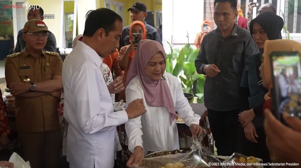 Presiden Jokowi dan Ibu Iriana Kunjungi Puskesmas Srikuncoro, Bengkulu Tengah, 20 Juli 2023. (Tangkapan Layar Youtube)