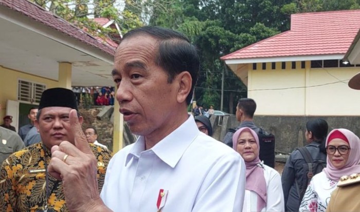 Presiden Jokowi mengunjungi SMKN 2 Kabupaten Bengkulu Tengah, Provinsi Bengkulu, menggunakan kemeja putih hasil buatan tangan siswa SMK 4 Jambi, di Bengkulu, Kamis (20/7/2023). ANTARA/Boyke Ledy Watra.