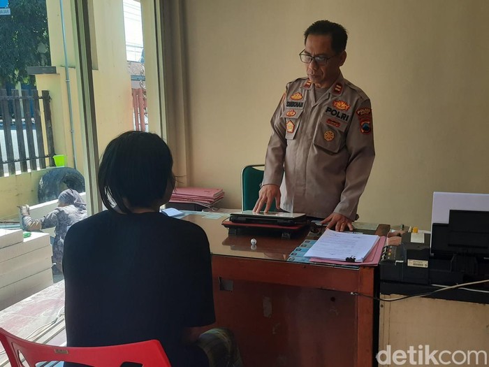 Pria pencuri kotak infak di masjid Desa Kajeksan, Kabupaten Kudus, diperiksa di Polsek Kota, Kamis (20/7/2023).