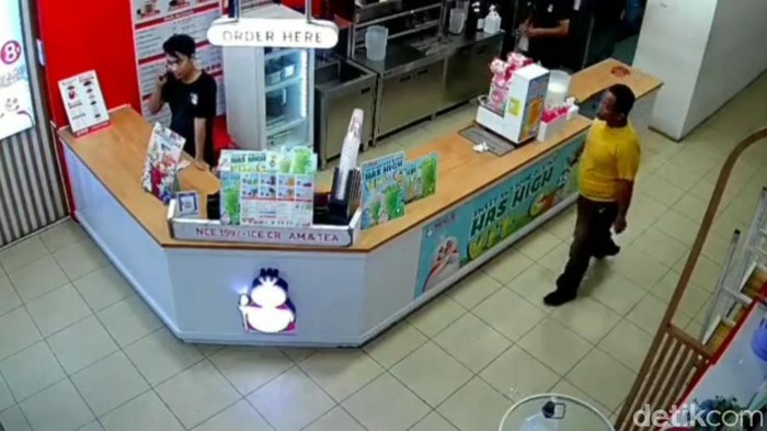 Pria sok jago berbaju kuning berulah di Pekanbaru.