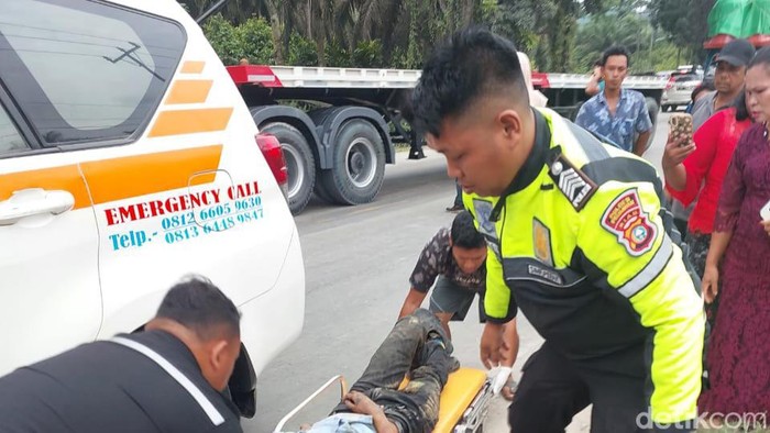 Proses evakuasi korban tewas tabrakan beruntun di Pelalawan, Riau.