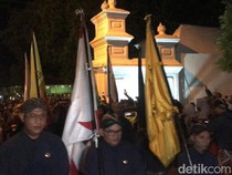 Sakralnya Ritual Malam 1 Suro Mengelilingi Benteng Keraton Jogja