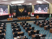 Intip Garasi Anggota DPRD DKI Cinta Mega yang Main Game saat Rapat Paripurna