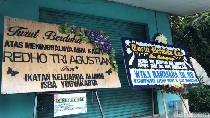 Karangan bunga di depan rumah keluarga Redho Tri Agustian.