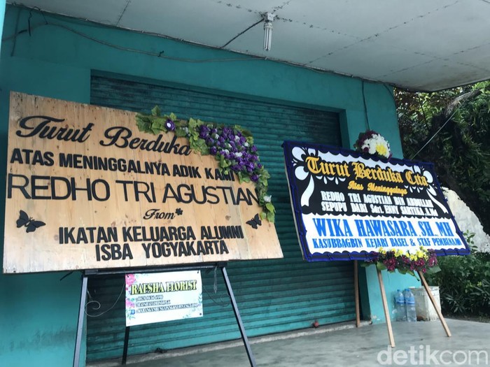 Karangan bunga di depan rumah keluarga Redho Tri Agustian.