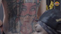 Ini adalah tato wajah Syahnaz di punggung Rendy Kjaernett. Foto: YouTube Hendric Shinigami