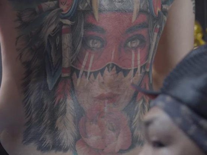 Rendy Kjaernett menghapus tato wajah Syahnaz.