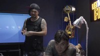 Proses cover tato itu harus berhenti karena terlalu banyak darah yang keluar dari punggung Rendy Kjaernett. Foto: YouTube Hendric Shinigami