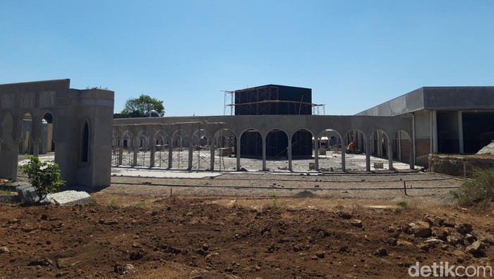 Replika ka’bah di kompleks wisata religi yang dibangun di Boyolali, Kamis (20/7/2023).
