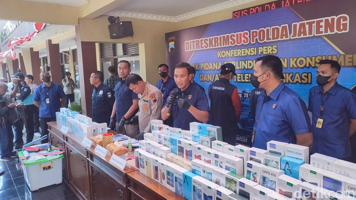 Rilis kasus penangkapan penjual HP black market di Polda Jateng, Kamis (20/7/2023). Dua pelaku ditangkap dan dinilai merugikan negara Rp 2,2 miliar.