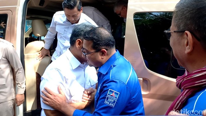 Rombongan Gerindra sambangi markas Demokrat. (Anggi Muliawati/detikcom).