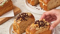 Sempat viral, roti nougat sebenarnya jenis roti jadul. Jenis roti ini dibuat menggunakan roti tawar atau roti gandum panggang, kemudian diberi isian nougat atau meses cokelat yang melimpah. Foto: Getty Images/iStockphoto