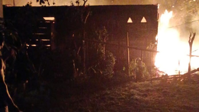 Rumah seorang warga di Desa Wari, Kecamatan Tobelo, Halmahera Utara, Maluku Utara dibakar massa.