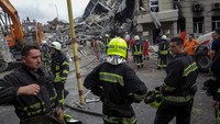 Tim penyelamat bekerja di sebuah bangunan yang rusak berat akibat serangan rudal Rusia, saat serangan Rusia ke Ukraina berlanjut, di Odesa tengah, Ukraina 20 Juli 2023. REUTERS/Serhii Smolientsev.  