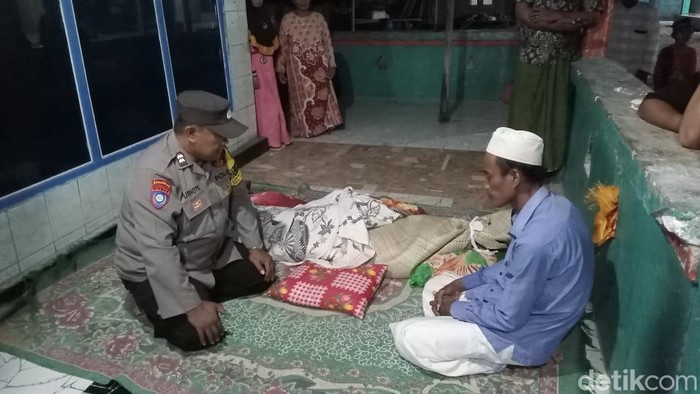 Salah satu jenazah korban tenggelamnya KLM Putri Kuning di Giligenting Sumenep.