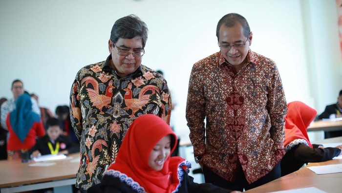 SMK Mitra Mandiri 02 Pati, Jawa Tengah, menerima bantuan mesin mobil dari Toyota. Bantuan mesin akan digunakan sebagai alat peraga pendidikan.