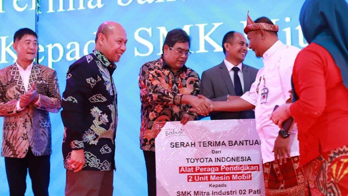 SMK Mitra Mandiri 02 Pati, Jawa Tengah, menerima bantuan mesin mobil dari Toyota. Bantuan mesin akan digunakan sebagai alat peraga pendidikan.