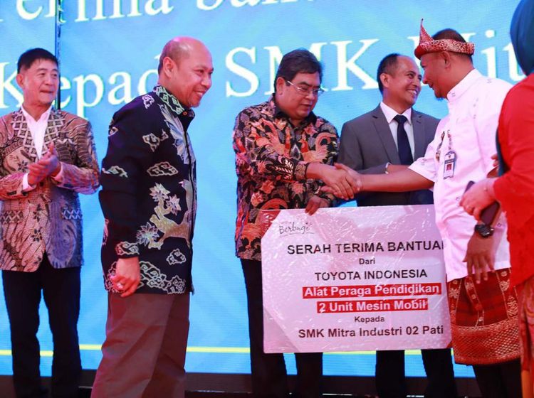SMK Ini Terima Donasi Mesin Mobil Untuk Alat Peraga Pendidikan