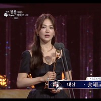 Song Hye Kyo secara khusus menyampaikan terimakasih pada sutradara The Glory, Ahn Gil-ho dan rekan-rekan kerjanya yang menyebut diri mereka sebagai juniornya.“Mereka bilang aku banyak membantu mereka, tapi kenyataannya aku mendapatkan energi positif dari mereka. Itu bisa membuatku akting lebih baik,” ujar mantan istri Song Joong Ki itu. Foto: Dok. KBS Entertainment