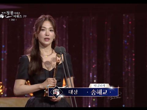 Song Hye Kyo Menang Blue Dragon Series Awards 2023