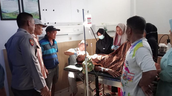 Sopian saat mendapatkan perawatan usai diterkam beruang