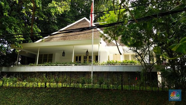 Suasana rumah Guruh Soekarnoputra. (CNBC Indonesia/Tri Susilo)