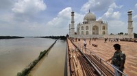 Sungai Yamuna yang meluap naik ke pinggiran monumen Taj Mahal di Agra, India, Selasa (18/7/2023).  