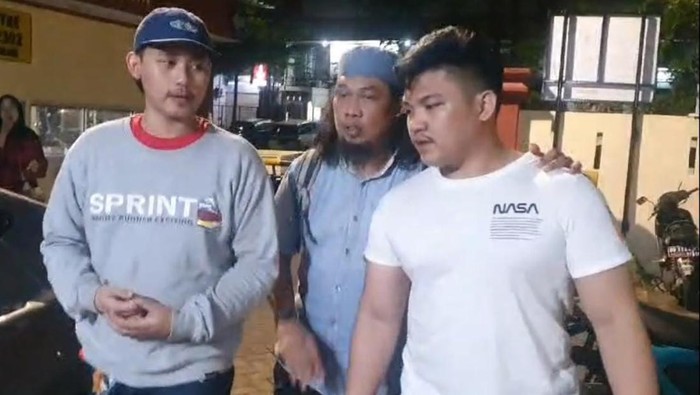 Tampang dua pelaku (kiri dan kanan) pengeroyokan di warung coto Makassar.