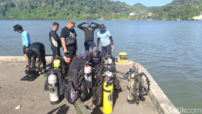 Tim Kopaska TNI AL bersiap melakukan penyelaman untuk mengidentifikasi temuan ribuan amunisi di Perairan Dermaga PT SBI, Kabupaten Cilacap, Kamis (20/7/2023).