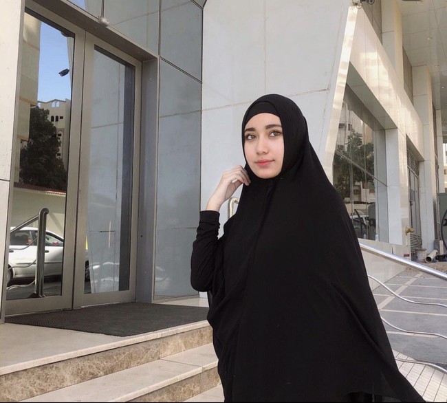 Wanita berhijab itu memulai debut aktingnya di sinetron Cinta Anak Cucu Adam. Namun namanya semakin dikenal publik setelah aktingnya di Tukang Ojek Pengkolan.