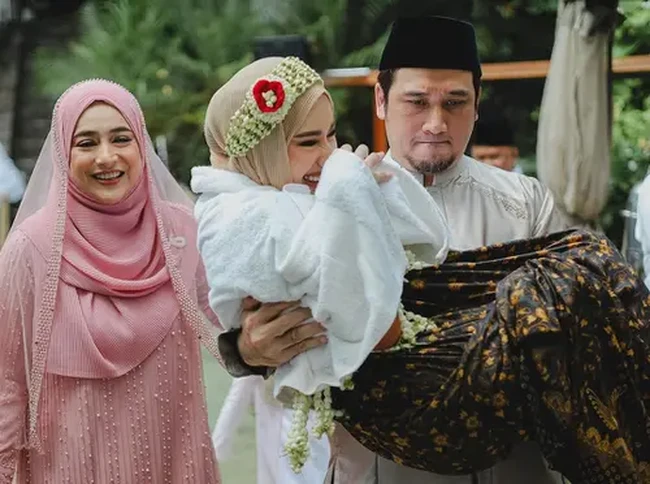 Chacha pun melakukan prosesi siraman. Dalam momen tersebut, Tengku Firmansyah tampak menggendong anak sulungnya itu. Foto : Dok. Instagram