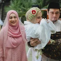 Chacha pun melakukan prosesi siraman. Dalam momen tersebut, Tengku Firmansyah tampak menggendong anak sulungnya itu. Foto : Dok. Instagram