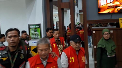 Tiga ASN tersangka baru kasus korupsi tambang pasir besi di Kecamatan Pringgabaya, Lombok Timur, ditahan di Kantor Kejati NTB, Kamis (20/7/2023).