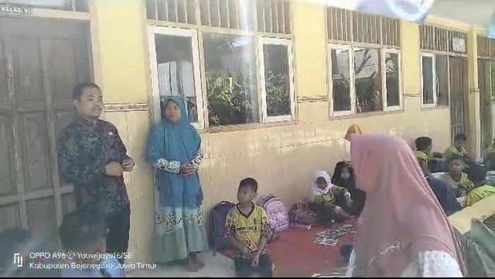 Tim Diknas Bojonegoro membujuk wali murid agar bersedia merger dengan SDN 2