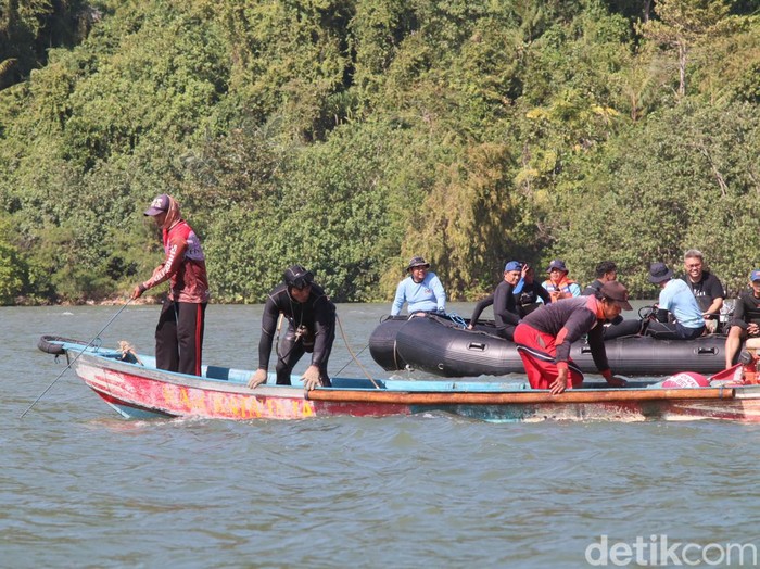 Tim penyelam bersiap melakukan penyelaman untuk menindaklanjuti temuan ribuan amunisi di perairan Dermaga PT SBI Kabupaten Cilacap, Kamis (20/7/2023).