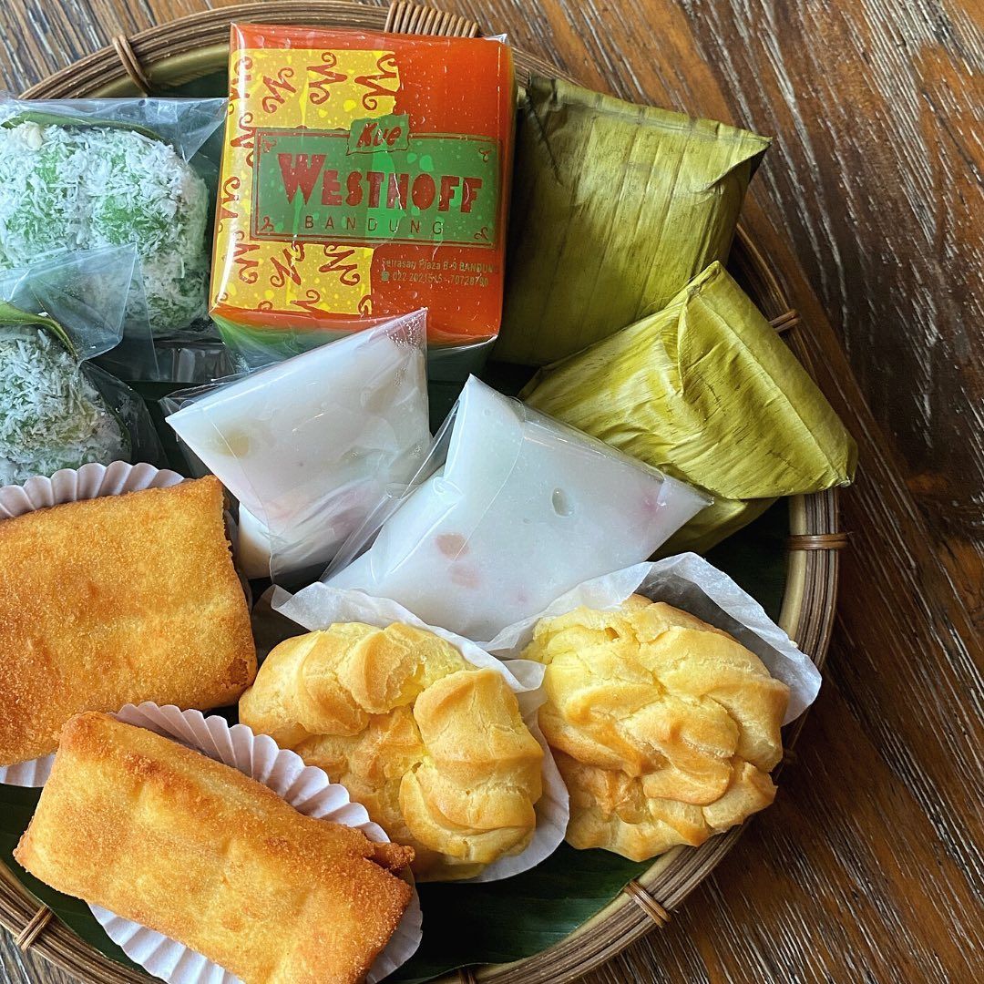 Toko kue mungil yang menawarkan jajanan pasar