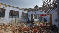 Namun hingga kini sekolah itu tak kunjung diperbaiki karena keterbatasan anggaran.