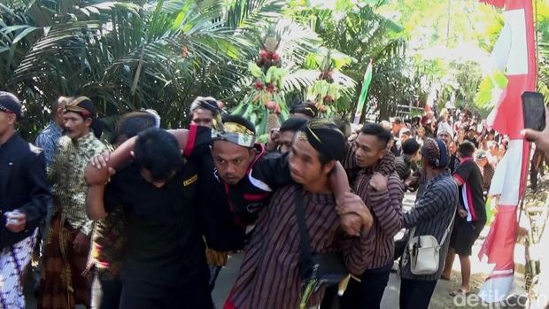 Tradisi suran di Dusun Pringamba, Desa Aribaya, Kecamatan Pagentan, Banjarnegara, Kamis (20/7/2023).