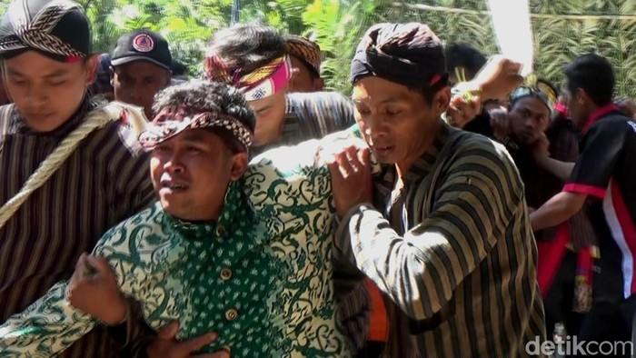 Tradisi suran di Dusun Pringamba, Desa Aribaya, Kecamatan Pagentan, Banjarnegara, Kamis (20/7/2023).