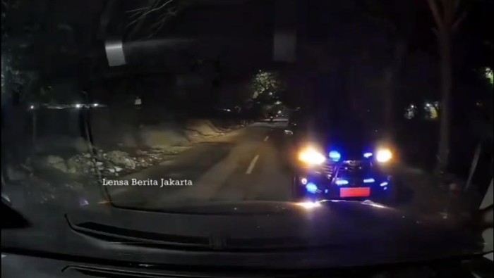 Video mobil diduga memakai pelat dinas TNI palsu viral di medsos. Anehnya, sopir mobil itu mengaku mau ke Mabes TNI di Monas. (Tangkapan layar video viral)