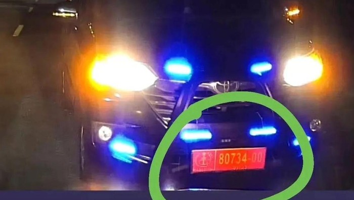 Video mobil menggunakan pelat TNI melaju melawan arah dan menggunakan rotator viral di medsos. TNI menyatakan pelat yang dipasang merupakan palsu. (Tangkapan layar video viral)