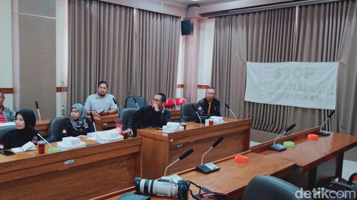 Warga ke DPRD Klaten memasang spanduk.