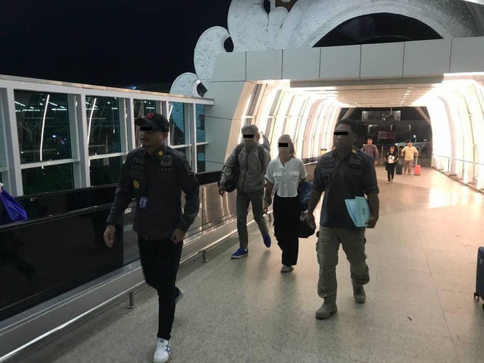 Warga negara (WN) Jepang berinisial TT yang merupakan istri seorang instruktur surfing di Canggu dideportasi dari Bali, Kamis (20/7/2023) pagi. (Foto: Istimewa)