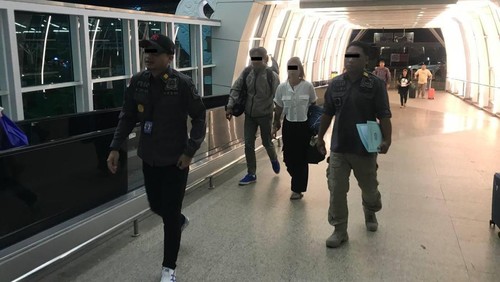 Warga negara (WN) Jepang berinisial TT yang merupakan istri seorang instruktur surfing di Canggu dideportasi dari Bali, Kamis (20/7/2023) pagi. (Foto: Istimewa)