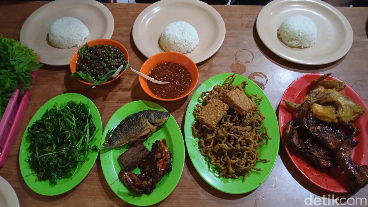Ngeunah! Makan Enak di Warung Nasi Legendaris Berusia 43 Tahun