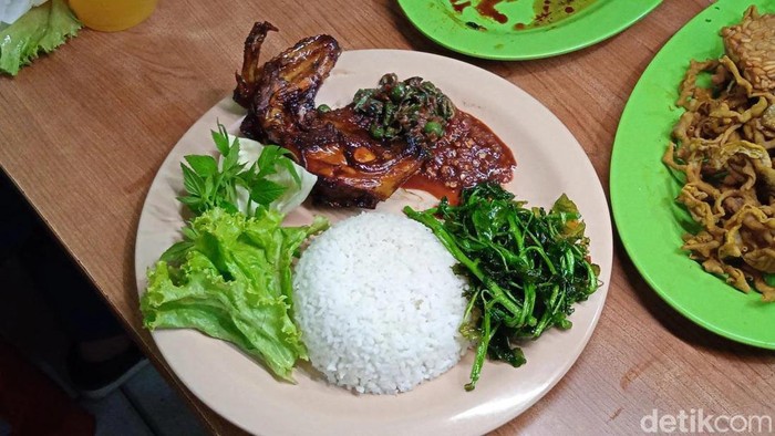 Ngeunah! Makan Enak di Warung Nasi Legendaris Berusia 43 Tahun