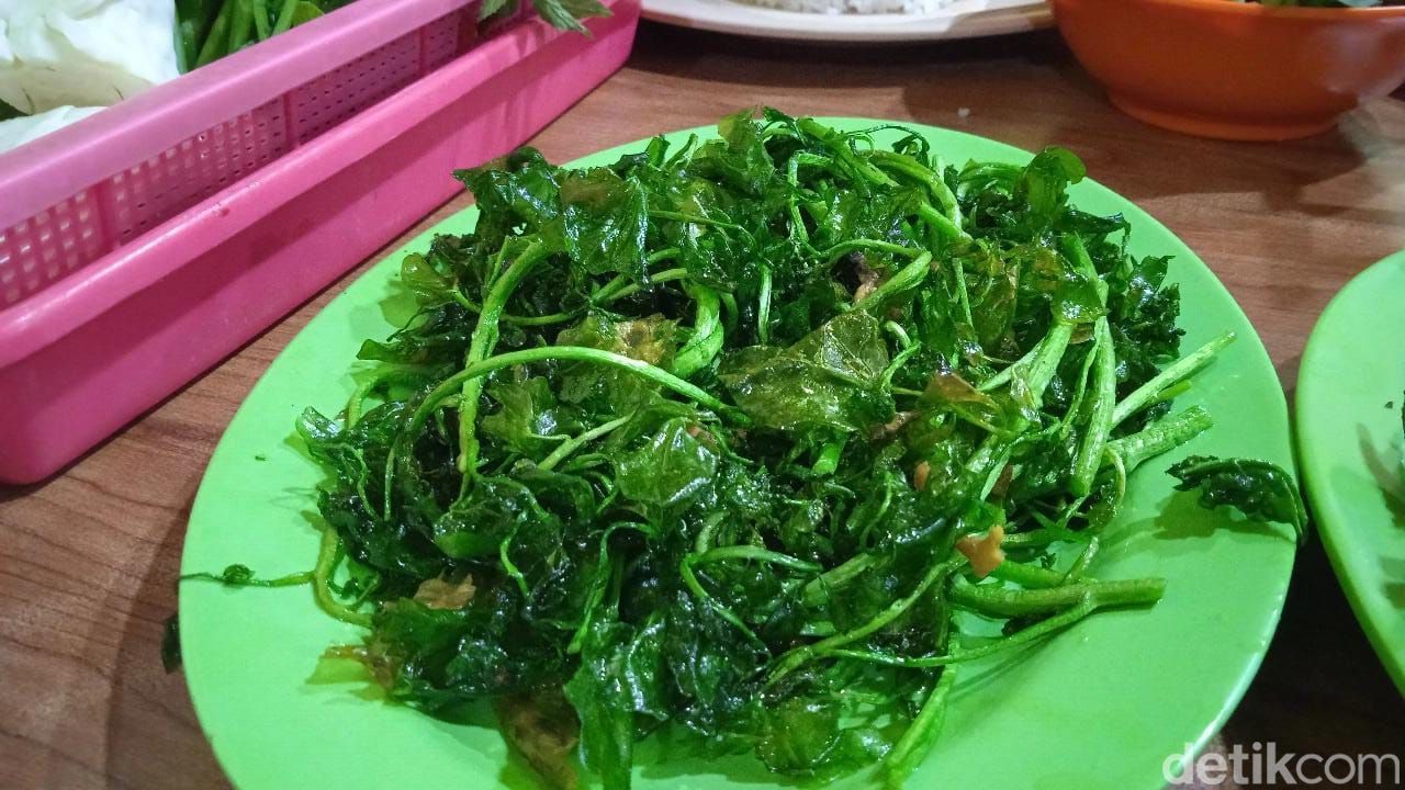 Ngeunah! Makan Enak di Warung Nasi Legendaris Berusia 43 Tahun
