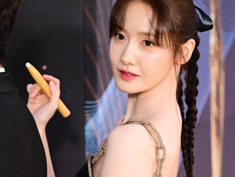 7 Foto Yoona Cantiknya Bikin Terpana Pakai Gaun Backless dan Rambut Dikepang