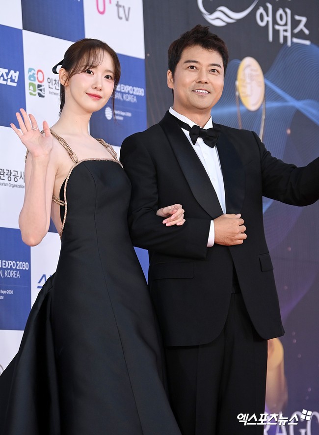 Gaun hitam dengan tali rantai emas yang dipakai Yoona merupakan keluaran rumah mode Italia, Isabel Sanchis. Yoona mengenakan koleksi musim gugur 2023/2024 dari brand yang sudah berdiri sejak 1990 itu. Foto: Dok. Osen