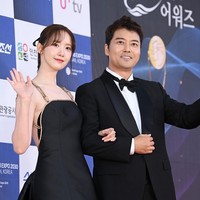 Gaun hitam dengan tali rantai emas yang dipakai Yoona merupakan keluaran rumah mode Italia, Isabel Sanchis. Yoona mengenakan koleksi musim gugur 2023/2024 dari brand yang sudah berdiri sejak 1990 itu. Foto: Dok. Osen